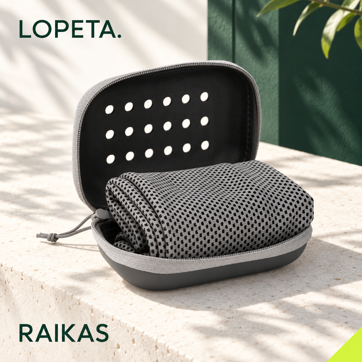 RAIKAS / Sporttipyyhe säilytysrasiassa Lopetan raikkaassa brändikuvassa.